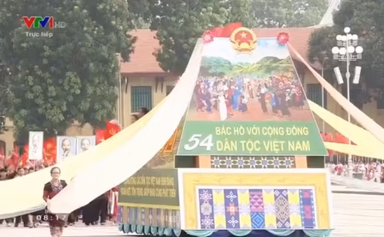 Đoàn diễu hành tiến vào lễ đài.