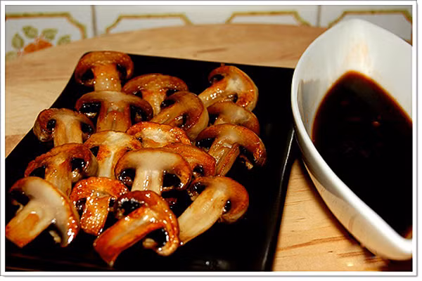 Nấm chiên. Các bạn có thể dùng nấm rơm, nấm hương… rửa sạch cắt đôi nếu quá to. Cho vào chảo chiên với chút dầu cho vàng. Ăn kèm nước tương, cơm, bún đậm đà không khác gì những món thịt. Ảnh: Monngonmoingay.