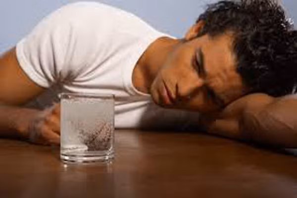 Mất trí nhớ. Chứng hay quên cũng phổ biến ở đàn ông hơn phụ nữ. Thường thì chứng hay quên xảy ra khi bước sang tuổi già nhưng có thể là dấu hiệu của u não, tổn thương não hoặc viêm, thiếu hụt vitamin … Bác sỹ khuyến cáo rằng, chứng hay quên bị mọi người cho là nhỏ nhưng không được xem nhẹ.