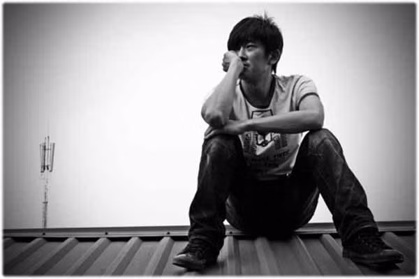 Stress là kết quả của sự suy thoái các hoạt động não bộ do nó cố gắng sản xuất các hooc môn thần kinh như serotonin, norepinephrine, dopamine đi nuôi cơ thể. Hoạt động này quá nặng khiến não sẽ phải nghỉ ngơi theo chế độ tắt máy. Lúc này, các hoạt động của cơ thể cũng trì trệ theo não dẫn đến bạn có cảm giác mệt mỏi, căng thẳng.