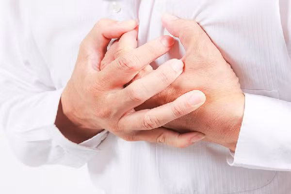 Đột quỵ. Khi bạn bất ngờ bị liệt một phần cơ thể ( thường là ở tay, chân hay mặt), mất cảm giác, thị lực giảm, nói ngọng, không kiểm soát được hoạt động của mắt và mất trí nhớ thì nên đi khám ngay vì những dấu hiệu này có thể dẫn đến đột quỵ.