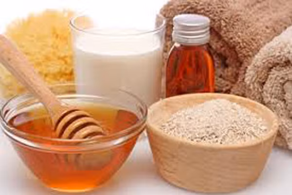 Mật ong trộn với bột yến mạch sẽ giúp bổ sung dưỡng chất và độ ẩm cho làn da khô. Thoa hỗn hợp này lên mặt và cổ theo một chuyển động tròn đều, tránh vùng mắt. Đợi một lúc cho các chất lỏng được hấp thụ vào da, sau đó rửa lại bằng nước sạch. Bột yến mạch giúp làm sạch da, trong khi mật ong cung cấp dưỡng chất và độ ẩm, giúp cải thiện làn da khô, làm cho làn da trở nên mềm mại, mịn màng và trẻ trung.