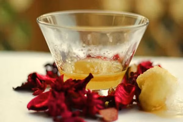 Hoặc bạn có thể trộn nước ép dứa và nước cốt chanh dùng để làm dung dịch rửa mặt. Nhẹ nhàng massage da trong 1 – 2 phút rồi rửa sạch với nước ấm, sẽ loại bỏ hết lớp dầu dư trên da bạn.