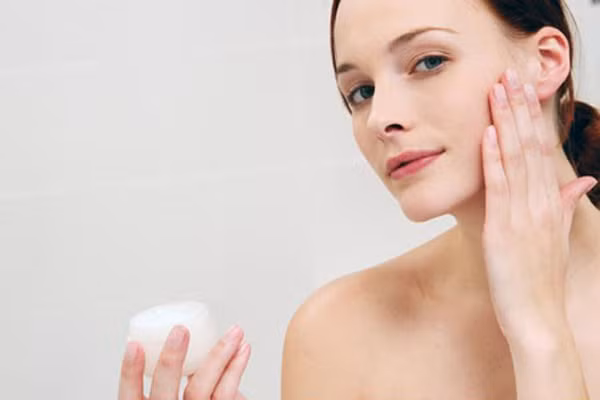 Da hỗn hợp. Với những bạn gái có da thường vì việc chăm sóc da có vẻ đơn giản hơn so với những người có da khô hay da dầu, bạn có thể sử dụng sữa tươi để rửa mặt hàng ngày thay cho sữa rửa mặt.