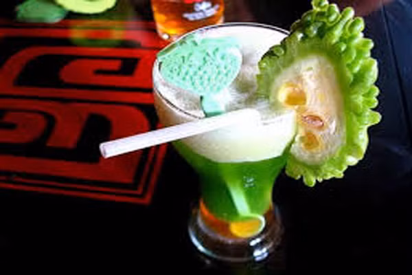 Mướp đắng giúp hạ đường huyết và giảm đáng kể Fructosamine (tỷ lệ đường huyết) cho những bệnh nhân tiểu đường loại 2. Có thể dùng mướp đắng ép lấy nước uống hoặc ăn sống đều tốt cho bệnh nhân tiểu đường. Uống nước ép mướp đắng ít nhất một lần một ngày để mang lại hiệu quả.