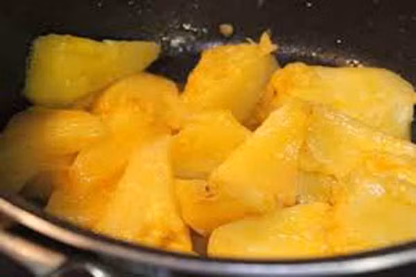 Chả lụa chay kho dứa. Nguyên liệu gồm chả lụa, váng đậu, nước dừa, dứa, ớt quả, hành tỏi, gia vị … Đầu tiên chần váng đậu và lá hành qua nước sôi cho dai, trải miếng váng đậu ra và cho 1 miếng chả lụa và 1 sợt ớt thái chỉ vào cuốn lại, dùng cọng hành buộc lại, thả vào dầu đang đun sôi chiên qua.