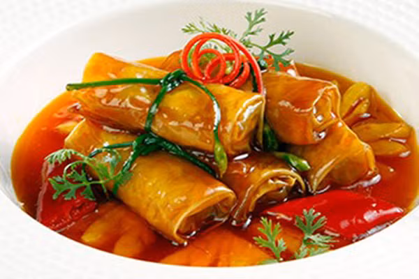 Phi thơm hành tỏi và cho dứa xắt lát vào, cho hỗn hợp gia vị vào đun sôi vào đảo cho đến khi dậy mùi thì cho chả vào đun liu riu cho đến khi ngấm gia vị, nước chuyển đặc quánh thì tắt lửa. Món chay cực kỳ đơn giản mà lại ngon bất ngờ từ chả lụa chay. Thơm ngon từ hình thức, nguyên liệu đến sự hài hòa về hương vị. Ảnh: Lamsao.