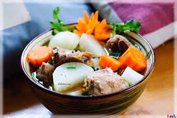 3. Thêm nước lạnh khi đang luộc thịt hoặc hầm xương. Nếu làm cách này, nhiệt độ của nước sẽ giảm đột ngột, protein và chất béo trong xương và thịt bị kết tủa làm thịt teo lại, vừa lâu chín lại mất đi mùi vị của nó.