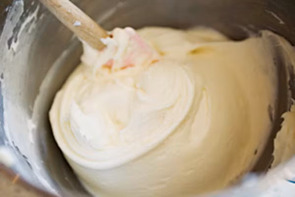 Ngâm bột rau câu sao cho tan chảy hết thì đổ vào nồi sữa (bản thân bột rau câu cũng sẽ làm cho sữa chua trở lên dẻo, quánh, nếu không dùng bột rau câu bạn có thể dùng gelatin và bỏ qua bước này).