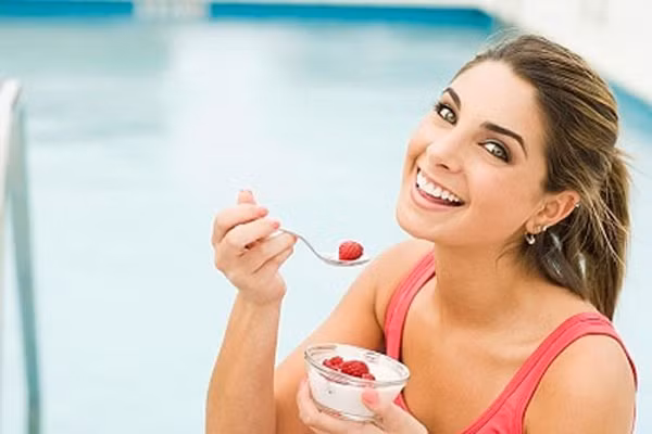  Sữa chua dẻo là một trong những món ăn được các bạn trẻ yêu thích. Vị mát, chua, thanh, ngon ngậy của sữa chua, ăn lại dẻo dẻo, bùi bùi chắc hẳn sẽ là món tráng miệng độc đáo.