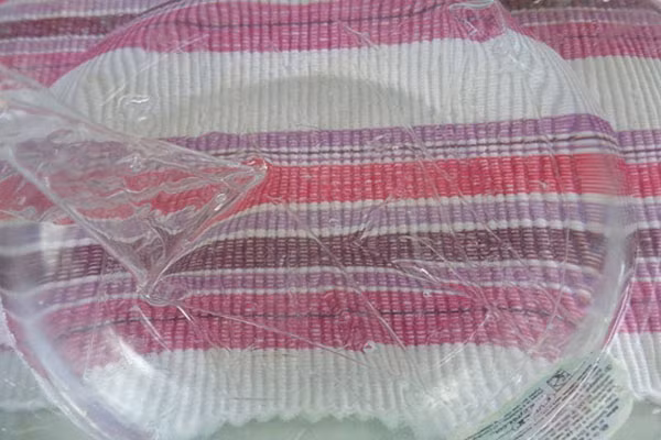 B1. Ngâm lá glatin vào nước lạnh để cho lá mềm. Ảnh: Eva.