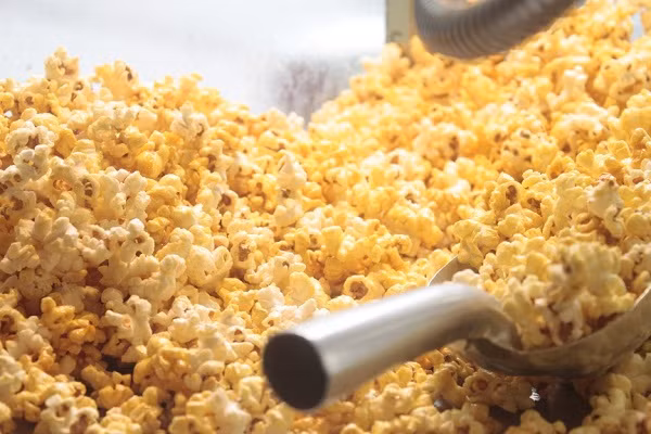  Thay khoai tây chiên bằng bắp rang bơ. Bắp nổ ít calo và chất béo, lại không có gia vị. Tốt nhất, bạn nên chế biến bắp nổ tại nhà và thêm bột quế, bột ớt hay phô mai để tăng hương vị.