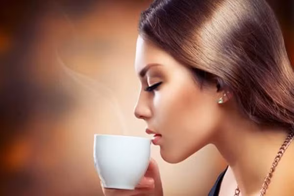 Không chỉ thể dục, nghiên cứu còn cho thấy, lựa chọn chế độ dinh dưỡng cũng có thể làm tăng hoặc giảm nguy cơ mắc bệnh ung thư tử cung. Hãy uống 1 tách cà phê mỗi ngày, ung thư sẽ giảm 7%. Do chất chống oxy hóa trong cà phê có thể ngăn chặn thiệt hại DNA, cải thiện độ nhạy insulin và ức chế hấp thu glucose ở ruột, tất cả đều có thể làm giảm nguy cơ.