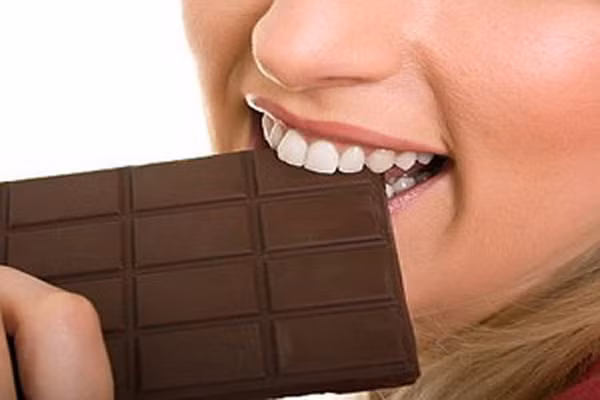  Thèm sô cô la chứng tỏ cơ thể bạn đang thiếu magiê. Chuyên gia dinh dưỡng ước tính, hơn 80% dân số bị thiếu magiê. Trong khi, sô cô la chứa các chất chống oxy hóa có lợi, nhưng nó lại chứa rất nhiều đường. Nếu ăn sô cô la, hãy chọn loại có thành phần ca cao hơn 75% hoặc các chất chống oxy hóa cao hơn. Ngoài ra, ăn các thực phẩm giàu magiê, như các loại hạt, hạt, cá và rau lá xanh.