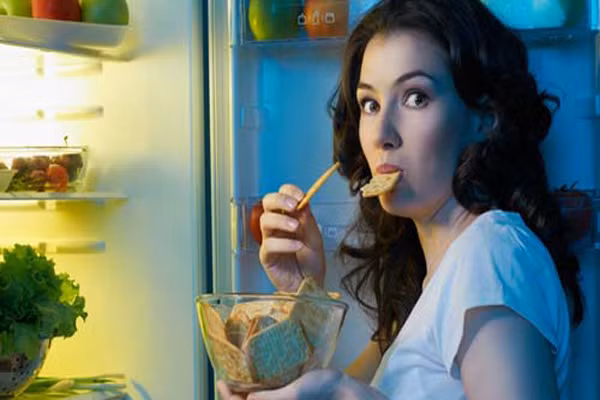 Nếu bị suy thượng thận, hóc môn này sẽ tiết ra ít hơn, dễ gây rối loạn điện giải, mất nước. Lúc này, cơ thể sẽ phát ra tín hiệu thèm ăn muối và những thức ăn mặn để bù đắp lượng muối đã mất. Hãy thử thiền, tập thể dục hoặc thư giãn trước khi ăn mặn sẽ giảm kích thích tố căng thẳng đến 25%.