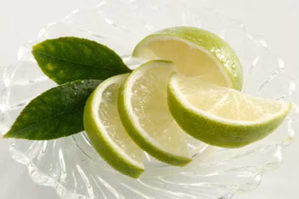 Ngoài ra, chất flavonoid có trong vỏ chanh có hiệu quả kiềm chế sự phân chia của tế bào ung thư, nên nó được coi là một biện pháp ngăn chặn sự phát triển của các loại bệnh ung thư bao gồm ung thư vú, ung thư ruột kết và ung thư da. Một nghiên cứu cho thấy rằng tiêu thụ trà nóng với vỏ chanh đã được chứng minh là mang lại lợi ích trong việc ngăn ngừa sự phát triển của các tế bào ung thư.