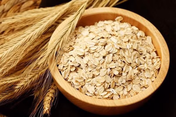  7. Yến mạch. Là thực phẩm có giá trị cải thiện giấc ngủ của bạn. Thành phần của yến mạch gồm chất xơ , có thể hấp thụ lượng lớn cholesterol trong máu và thải ra ngoài giúp giảm táo bón và giảm mỡ thừa. Thêm một ít mật ong trộn vào thì thật tuyệt vời. 