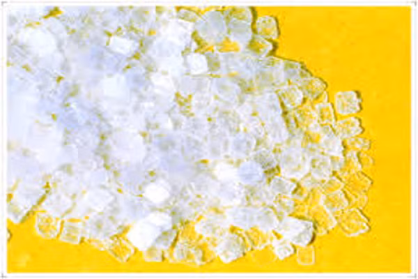  1. Cyclamate. Cyclamate được dùng ở 2 dạng muối natri và canxi. Đây là đường hóa học hay chất ngọt nhân tạo. Chất này đã được Cục quản lý Thực phẩm Hoa Kỳ (FDA) cấm sử dụng từ năm 1969 do nó gây hại sức khỏe con người, đặc biết nó là một chất xúc tác cho mầm mống ung thư phát triển. Song, cyclamate hiện vẫn được nhiều quốc gia khác sử dụng trong chế biến thực phẩm và làm chất tạo ngọt. 