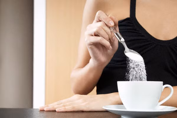  Aspartame là một loại hóa chất độc hại hiệp đồng. Nghĩa là, tổng hợp các thành phần của nó sẽ tạo thành một loại chất có độc tố nhiều hơn theo cấp số nhân so với mỗi riêng từng phần đơn lẻ: aspartame – acid aspartic, phenylalanine và methanol. Methanol tự do đặc biệt có độc tính cao. Khi được hấp thụ vào cơ thể, đầu tiên nó chuyển hóa thành formaldehyde và sau đó thành acide formic. 