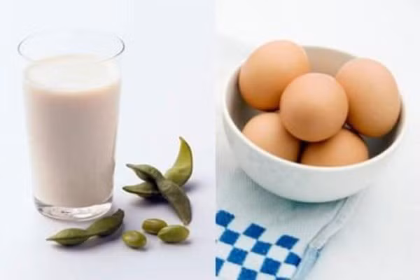 Nếu trẻ có thừa cân mẹ cũng chớ để con uống sữa đậu nành không vì các chất dinh dưỡng trong đậu nành khi vào cơ thể đều bị chuyển hóa thành nhiệt lượng mà tiêu thụ mất do đó không còn tác dụng bổ nữa. Ngoài ra cũng đừng nên bỏ đường nâu hoặc trứng vào đậu nành.