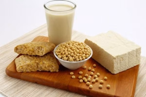 Sữa đậu nành chứa nhiều protein, hàm lượng lysine cao hơn ngũ cốc, có thể bổ sung lượng lysine còn thiếu trong gạo và bột mì. Chất béo trong sữa đậu nành còn rất phong phú, hơn nữa còn chứa nhiều axit béo cần thiết, thích hợp cho quá trình phát triển của trẻ.