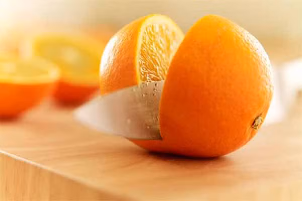 Hoa quả họ cam, quýt mang lại nhiều lợi ích sức khỏe cho bé. Tuy nhiên, đây không phải là thực phẩm an toàn cho trẻ sơ sinh. Nếu gia đình có tiền sử dị ứng chàm thì hoa quả họ cam quýt sẽ làm tăng nguy cơ dị ứng cho bé. Mẹ nên thận trọng khi cho bé ăn hoa quả họ cam, quýt sớm vì bé còn có thể bị rối loạn tiêu hóa.