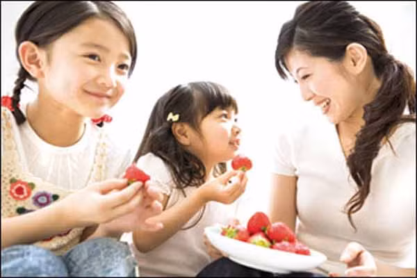 Dâu tây, cà chua có thể gây dị ứng thực phẩm ở trẻ em, bởi có chứa hàm lượng axit cao. Vì vậy, nếu phát hiện thấy sau khi ăn loại trái cây, củ quả này… trẻ có mẩn đỏ quanh miệng, mẹ cần đặc biệt lưu ý. Đây là loại dị ứng nhẹ và các bác sĩ Nhi khoa khuyên rằng trẻ dưới 1 tuổi không nên ăn đồ chua.