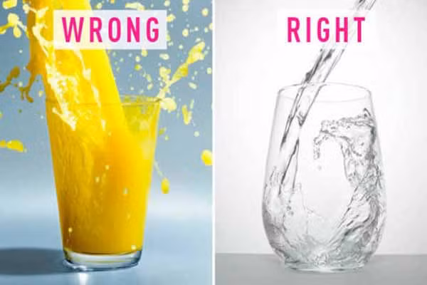  7. Uống nước hoa quả. Cơ thể bạn cần nước để phục vụ hoạt động các cơ quan. Nhưng nếu bạn uống một ly nước trái cây, sẽ có tới 22gr đường trong đó, nếu dùng nước trái cây đóng hộp thì lượng đường còn cao hơn nữa. Tốt hơn hết, uống một cốc nước để thanh lọc cơ thể vào buổi sáng và chỉ nên ăn trái cây cắt. 