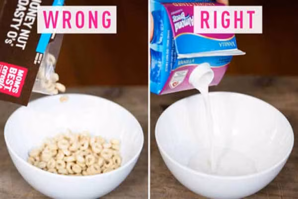  3. Đổ ngũ cốc trước khi rót sữa. Làm theo cách này sẽ khiến bạn không thể lường được bao nhiêu ngũ cốc trong khẩu phần ăn của mình. 