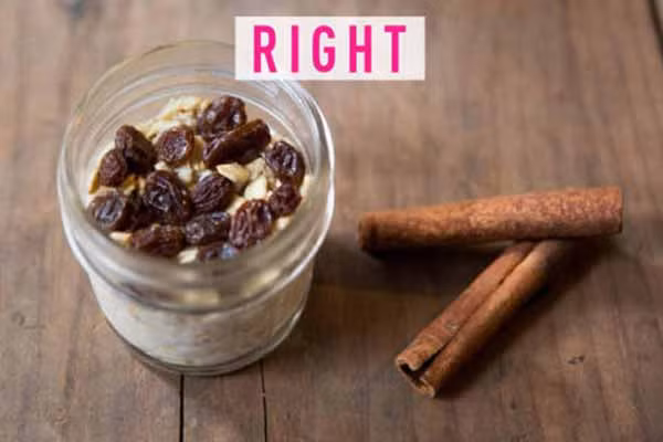  2. Nấu bột yến mạch. Thay vì nấu bột yến mạch hay pha bằng nước sôi, hãy trộn bột yến mạch và sữa cùng một ít si rô và trái cây khô. Sau đó để vào tủ lạnh qua đêm, yến mạch sẽ mềm và không bị bay hương vị như khi đun nóng. 