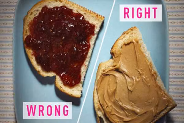  4. Ăn bánh mì cùng mứt. Nếu ăn theo cách này, thì bữa sáng của bạn sẽ là 100% carbs. Nên ăn một bữa sáng như một bữa trưa gồm các thành phần như bánh mì cùng bơ đậu phộng, kem phô mai hay thậm chí là thịt đều tốt. Mặc dù tiêu thụ ít chất béo sẽ giúp bạn nhanh lấy lại vóc dáng hơn nhưng chọn một chế độ ăn uống hoàn toàn thiếu chất béo lại không được khuyến khích, nhất là trong bữa sáng quan trọng của ngày. 