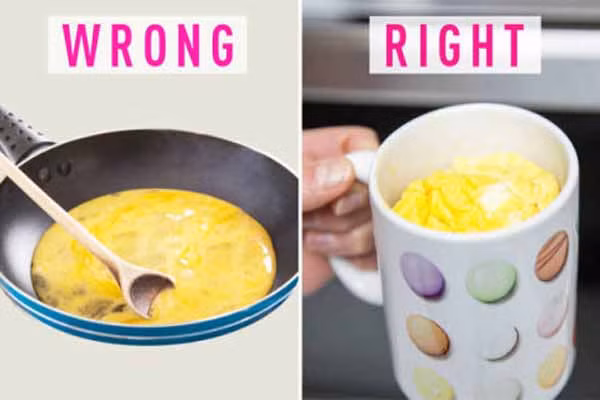  1. Chiên trứng trong chảo. Bạn không ngờ rằng, bác trứng trên chảo hoàn toàn là một sai lầm khi ăn sáng. Cách tốt nhất để giữ được dinh dưỡng trong trứng là hãy cho trứng vào một cái bát và bỏ lò vi sóng khoảng 1 phút. Bạn sẽ có được một bát trứng siêu mịn mà không cần dầu mỡ. 