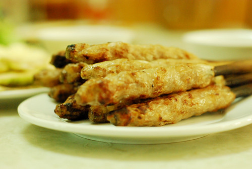 Ở Hà Nội, người ta thường rủ nhau đến Tô Hiến Thành thưởng thức món này. Quán nổi tiếng với món nem lụi mũm mĩm, mỗi chiếc to bằng hai ngón tay chập vào nhau, ăn vào cứ thấy thơm lừng, béo ngậy. Ảnh: amthuc365