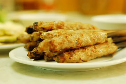 Ở Hà Nội, người ta thường rủ nhau đến Tô Hiến Thành thưởng thức món này. Quán nổi tiếng với món nem lụi mũm mĩm, mỗi chiếc to bằng hai ngón tay chập vào nhau, ăn vào cứ thấy thơm lừng, béo ngậy. Ảnh: amthuc365