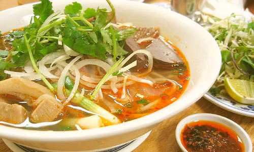 Người ta cũng thường cho thêm một ít ớt bột và gia vị vào tô bún để tăng hương vị. Người sành ăn đất Hà Thành thường đến quán O Xuân ở Hoàn Kiếm, tuy nhiên giá ở đây khá cao. Một số quán trên phố Nghĩa Tân, Kim Liên, Láng Hạ, Thái Thịnh… có giá bình dân hơn. Ảnh: vaobepnauan