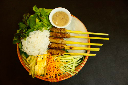  Nem lụi. Nem lụi Huế là một món ăn trong những ngày đông lạnh lẽo ở Hà Nội. Nem lụi thường được nướng vàng ươm, thơm phức trên bếp than hồng, ăn kèm với các loại rau sống thơm mát, chấm với nước lèo đặc biệt. Ảnh: zing