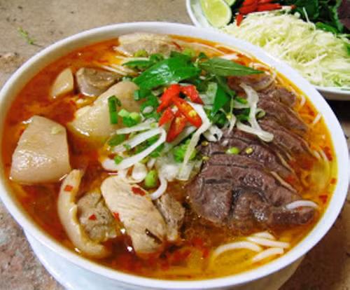 Đôi khi tô bún còn được thêm vào thịt bò tái, chả cua, và các loại nguyên liệu khác. Rau ăn kèm cũng rất tươi và phong phú, thường có giá đỗ, rau thơm, xà lách, rau cải con, bắp chuối xắt nhỏ. Ảnh: phununews