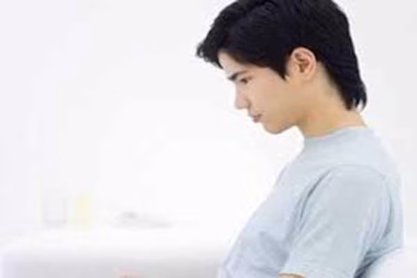 Bọng đái bắt đầu suy thoái từ tuổi 65. Người già thường mất kiểm soát bọng đái. Phụ nữ dễ gặp trục trặc này hơn khi chấm dứt kinh nguyệt. Khả năng chứa nước tiểu của bọng đái một người già chỉ bằng nửa so với người trẻ tuổi, khoảng 2 cốc ở tuổi 30 và 1 cốc ở tuổi 70. Điều này khiến người già phải đi tiểu nhiều hơn và dễ nhiễm trùng đường tiểu.