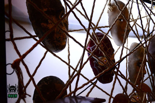 Ngay ở lối vào quán là một con nhện khổng lồ. Tiếp đó là lối đi dẫn vào trong quán đầy huyền bí với thác nước, dây leo, mặt nạ người lủng lẳng trên mạng nhện. Các loại thức uống trong menu cũng được quán đặt theo phong cách “nhền nhện” như sinh tố nhền nhện, nước ép tơ nhện…Ảnh: nhigia