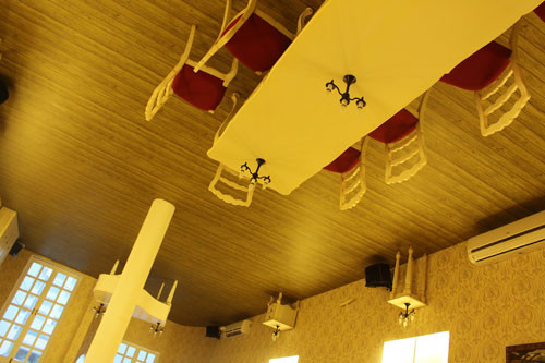 Cà phê lật ngược. Quán cà phê Up trên đường Nguyễn Trọng Tuyển, phường 10, quận Phú Nhuận được trang trí ngược trên đầu. Toàn bộ bộ bàn ghế, tranh treo tường hay chiếc đàn piano trong quán đều nằm phía trên trần nhà. Ảnh: zing