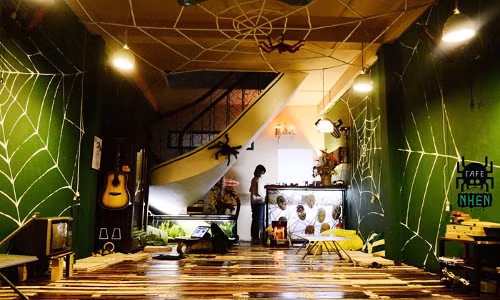 Cafe Nhện. Đây là một trong số những quán cafe độc nhất vô nhị ở Sài Gòn với kiểu thiết kế kinh dị khi sử dụng con nhện làm biểu tượng chủ đạo. Quán tọa lạc trên đường Xô Viết Nghệ Tĩnh. Quán thu hút số đông các bạn trẻ thích phiêu lưu mạo hiểm và muốn trải nghiệm cảm giác mới mẻ. Ảnh: nhigia