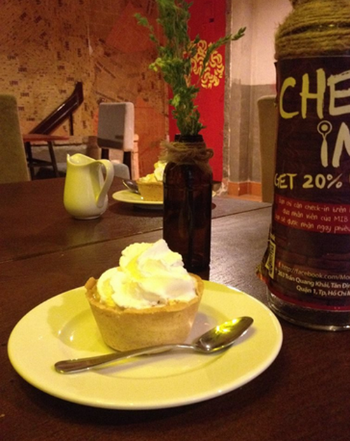 Sau khi thưởng thức cà phê xong, thực khách có thể ăn ngon lành chiếc cốc bởi chúng được làm bằng bánh trứng với ba vị chủ yếu là matcha, socola và cà phê. Quán có không gian quán theo kiểu cổ điển, nên khá ấm cúng, sang trọng. Ảnh: phunuonline