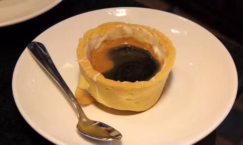 Cà phê ăn luôn cốc. Quán cà phê Monkey in Black (MIB) tại 263 Trần Quang Khải, quận 1, TPHCM thu hút rất đông các bạn trẻ bởi phong cách độc đáo, rất riêng. Ảnh: zing