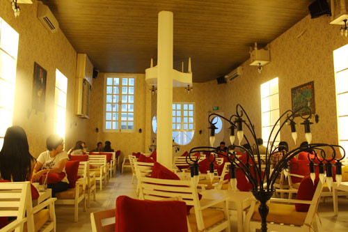 Đồ uống tại quán không có gì đặc sắc nhưng ý tưởng của quán để lại ấn tượng không nhỏ đối với các bạn trẻ thích khám phá điều mới lạ. Ngoài đồ ăn và thức uống, cà phê Up còn có biểu diễn nhạc acoustic phục vụ khách đam mê nghệ thuật. Ảnh: thegioicaphe