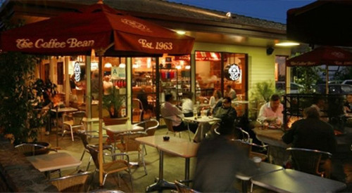 Quán có không gian ấm cúng, hiện đại. Giá ở đây khá đắt song nhiều bạn trẻ không thấy hối tiếc khi được một lần thưởng thức hương vị cà phê theo đúng phong cách Mỹ trên đất Việt. Ảnh: citypassguide