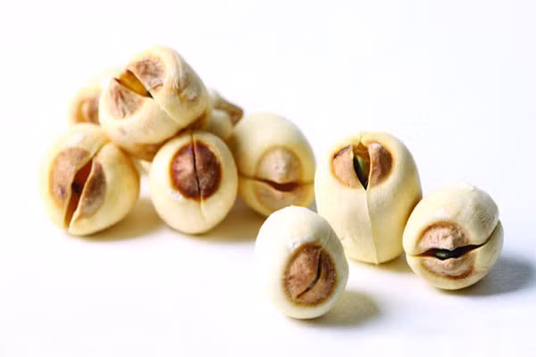  4. Hạt sen. Là loại thực phẩm truyền thống không chứa đường và chất béo, do đó bạn sẽ không phải lo lắng kho ăn chúng vào ban đêm. 