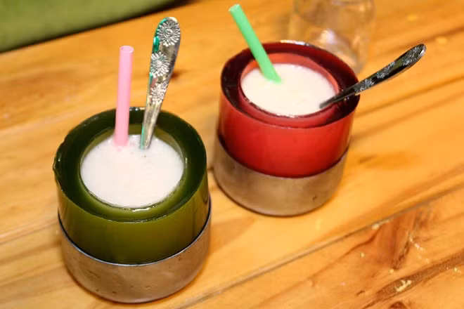 Để phù hợp với chiếc ly, chủ quán còn đặt làm riêng những chiếc đế đặc trưng. Ảnh: Fbnv.