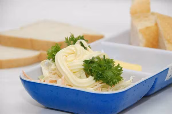 Maiyonaise. Nhiều mẹ hẳn sẽ bất ngờ khi biết được điều này. Món sốt béo ngậy này có chứa đến 90 calo, 10g chất béo và 90mg muối chỉ với một thìa. Vì vậy mà các món salad trộn mayonaise chẳng dinh dưỡng chút nào. Thay vì mayonaise, mẹ có thể thay thế bằng sữa chua lành mạnh vừa khỏe vừa ngon.