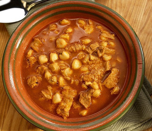 Súp menudo, Mexico. Món ăn sáng truyền thống này của người dân Mexico được nấu từ tổ ong bò, ăn kèm với ngô sấy khô. Ngoài ra, món súp còn có thể có cả móng và gân bò. Ảnh: vietnamplus