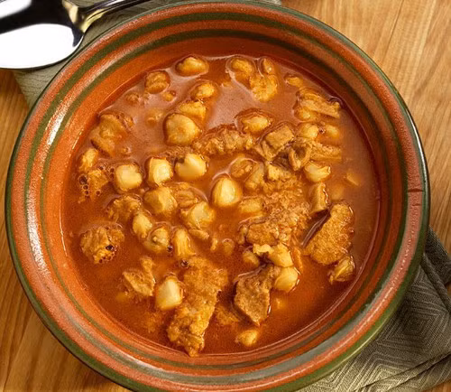 Súp menudo, Mexico. Món ăn sáng truyền thống này của người dân Mexico được nấu từ tổ ong bò, ăn kèm với ngô sấy khô. Ngoài ra, món súp còn có thể có cả móng và gân bò. Ảnh: vietnamplus